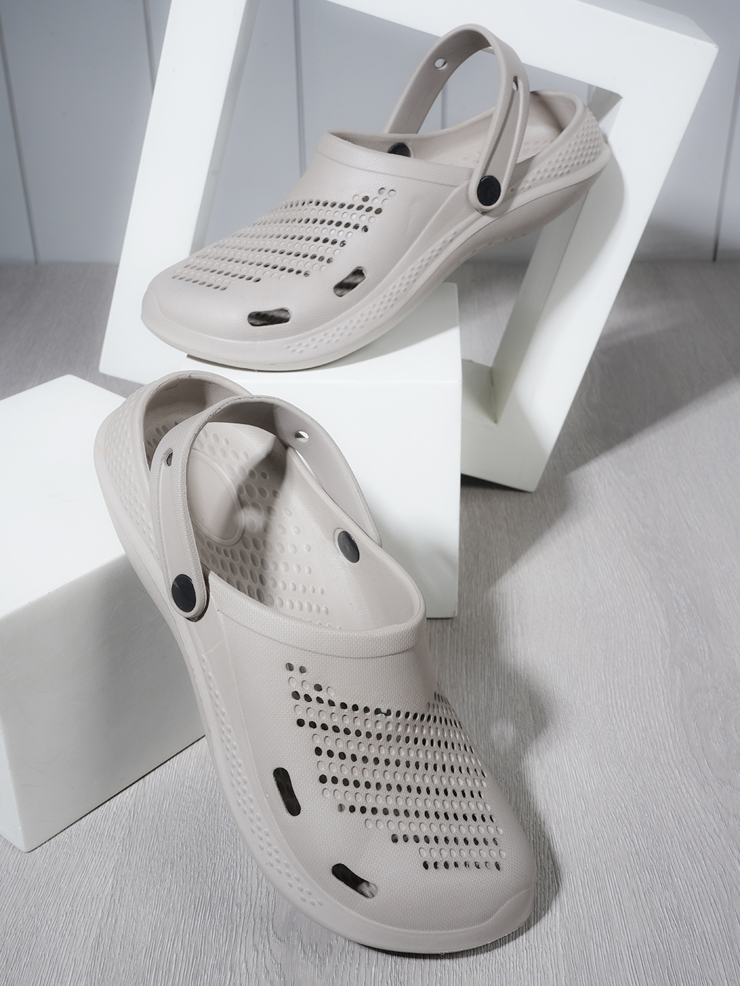 Men Grey Self Design Rubber Clogs